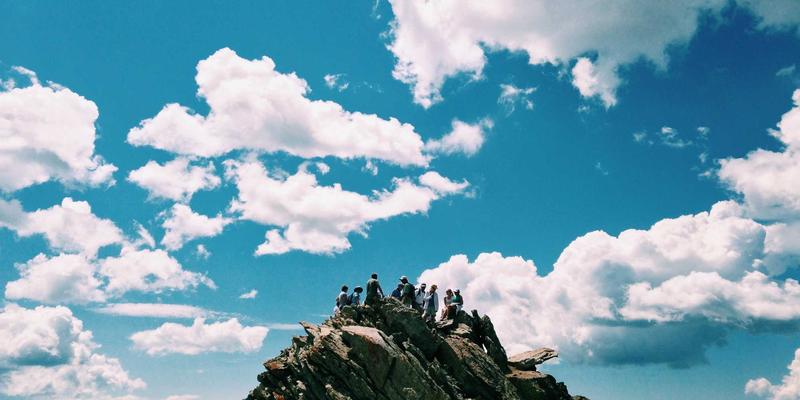 亲子露营战术指南：用军事服饰与生存工具打造安全便利的家庭户外方案