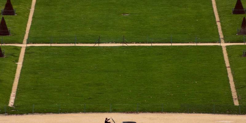 从军事服饰到户外装备:专业功能美学的跨界融合与“黑狼帮”现象解析