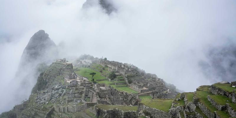 从战场到荒野:军事服饰与生存工具的硬核户外装备指南
