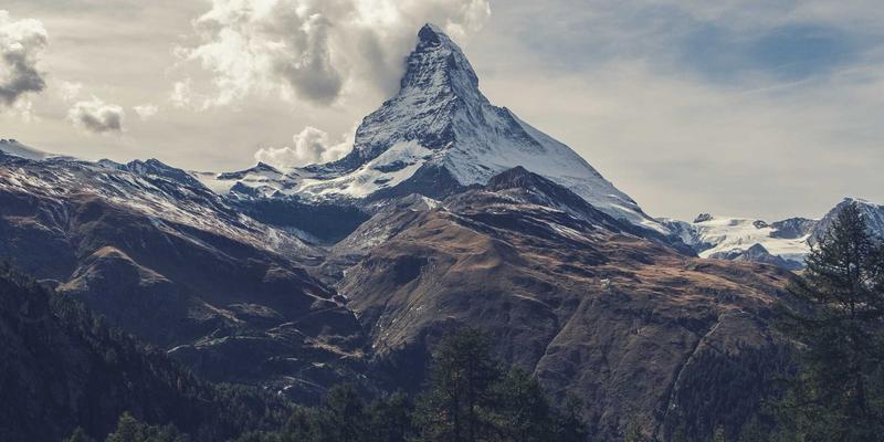从生存工具到军事服饰：揭秘户外装备的硬核进化与黑狼帮的战术启示