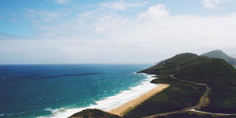 溯溪与漂流装备选购指南：从军事服饰到专业防水包、救生衣与涉水鞋的深度解析