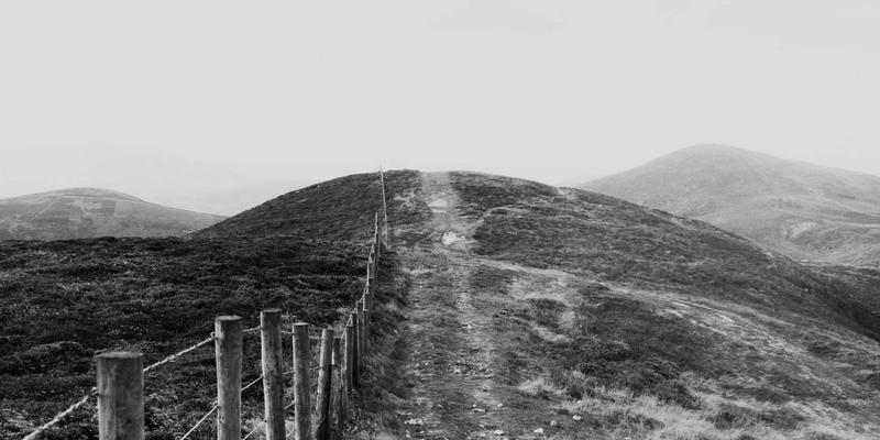 黑狼帮战术指南：生存工具与军事服饰如何匹配人体工程学背包